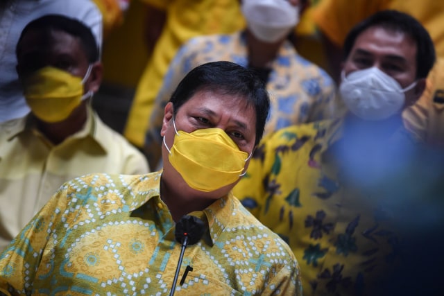 Ketua Umum Partai Golkar Airlangga Hartarto (tengah) bersama sejumlah pengurus pusat lainnya memberikan keterangan pers tentang hasil Pilkada serentak 2020 di Jakarta, Kamis (10/12/2020). Foto: Muhammad Adimaja/ANTARA FOTO