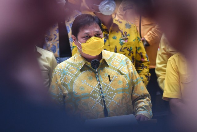 Ketua Umum Partai Golkar Airlangga Hartarto memberikan keterangan pers tentang hasil Pilkada serentak 2020 di Jakarta, Kamis (10/12/2020). Foto: Muhammad Adimaja/ANTARA FOTO