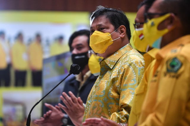 Ketua Umum Partai Golkar Airlangga Hartarto (ketiga kanan) bersama sejumlah pengurus pusat lainnya memberikan keterangan pers tentang hasil Pilkada serentak 2020 di Jakarta, Kamis (10/12/2020). Foto: Muhammad Adimaja/ANTARA FOTO