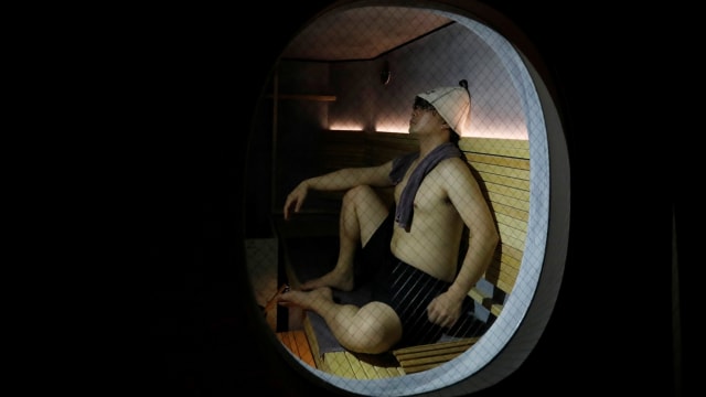 Kotaro Nakahira, anggota staf Solo Sauna Tune, menggunakan ruang sauna pribadi bergaya Finlandia selama demonstrasi di Tokyo, Jepang. Foto: KIM KYUNG-HOON/REUTERS