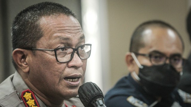 Kabid Humas Polda Metro Jaya Kombes Pol Yusri Yunus memberikan keterangan pers atas gelar perkara kasus kerumunan acara di Petamburan di Polda Metro Jaya, Jakarta, Kamis (10/12). Foto: Rachman/ANTARA FOTO