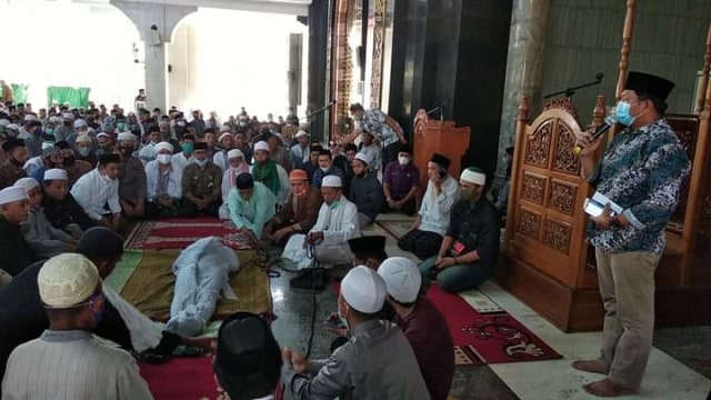 Ratusan pelayat melepas jenazah Imam Masjid Agung Syuhada, Habib Ahmad Fauzi bin Djafar Al Mahdaly, ke tempat peristirahatan terakhir. Foto: Dok. Istimewa