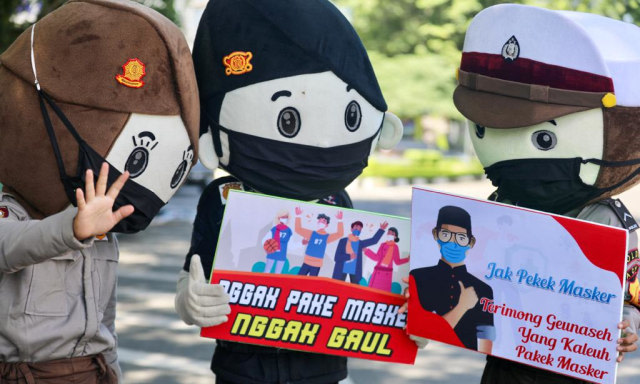 Badut maskot polisi dilibatkan dalam sosialisasi protokol kesehatan di Banda Aceh, Senin (5/10). Foto: Suparta/acehkini