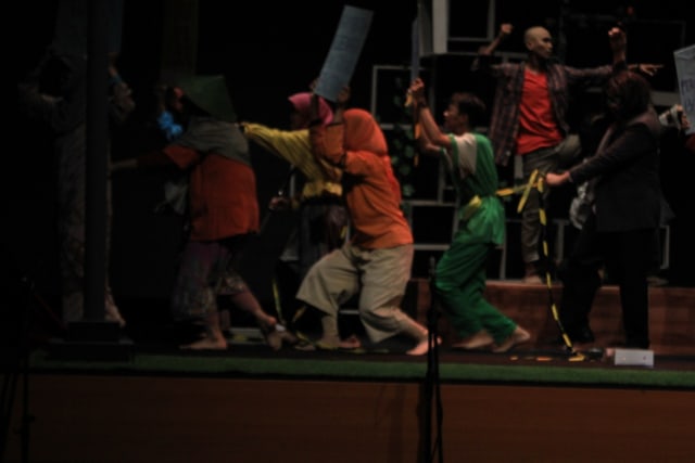 Mahasiswa UIN Syarif Hidayatullah Jakarta dalam Pementasan Drama 'Malam Botak' di LSPR Communication and Business Institute, Bekasi.