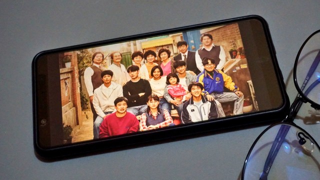 Ilustrasi menonton Reply 1988 di Netflix. Foto: Melly Meiliani/kumparan