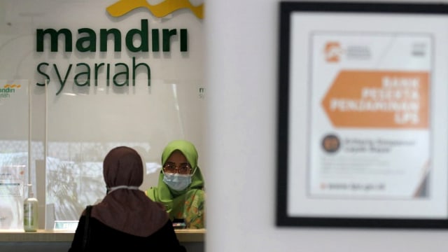 Nasabah bertransaksi di Bank Syariah Mandiri (Mandiri Syariah). Foto: Bank Syariah Mandiri