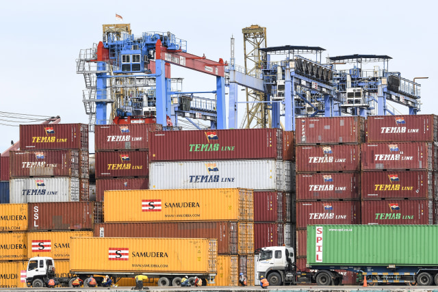 Pekerja melakukan bongkar muat peti kemas di Terminal 3 Pelabuhan Tanjung Priok. Foto: ANTARA FOTO/M Risyal Hidayat