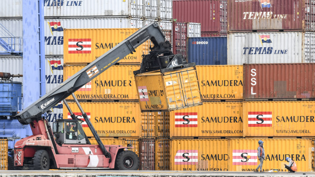 Pekerja melakukan bongkar muat peti kemas di Terminal 3 Pelabuhan Tanjung Priok. Foto: ANTARA FOTO/M Risyal Hidayat