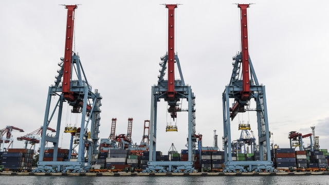 Pekerja melakukan bongkar muat peti kemas di Terminal 3 Pelabuhan Tanjung Priok. Foto: ANTARA FOTO/M Risyal Hidayat