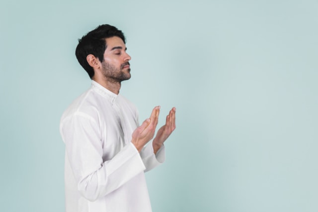 Ilustrasi muslim beriman kepada takdir Allah. Foto: Freepik