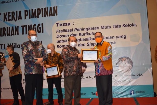 Penghargaan dari LLDIKTI Wilayah VII Jatim. Foto: Feni Yusnia
