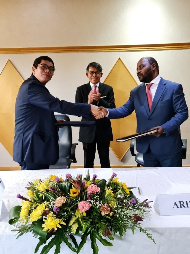 Dirjen Kekayaan Intelektual Freddy Haris (kiri) dengan Direktur Jenderal ARIPO Fernando Dos Santos (kanan) usai penandatanganan kerja sama. Foto: Kemenkumham