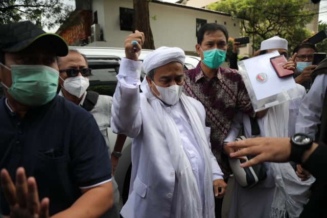 Habib Rizieq Syihab saat tiba di Polda Metro Jaya untuk menjalani pemeriksaan. Foto: Aditia Noviansyah/kumparan