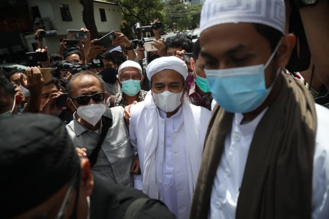 Habib Rizieq Syihab saat tiba di Polda Metro Jaya untuk menjalani pemeriksaan. Foto: Aditia Noviansyah/kumparan