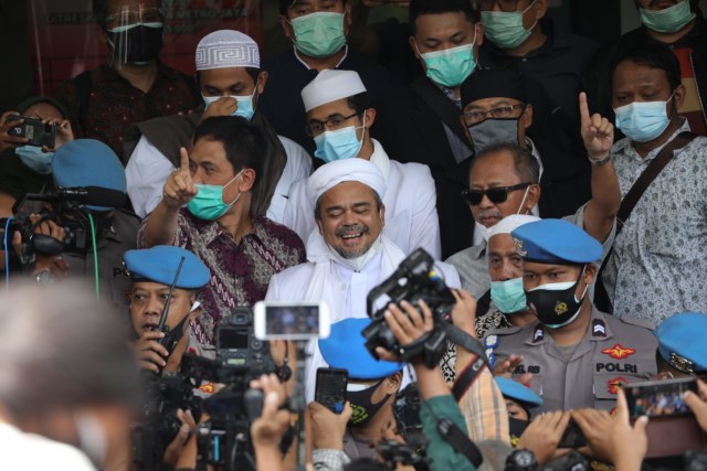 Habib Rizieq Syihab saat memberikan keterangan kepada wartawan di Polda Metro Jaya sebelum menjalani pemeriksaan, Sabtu (12/12). Foto: Aditia Noviansyah/kumparan