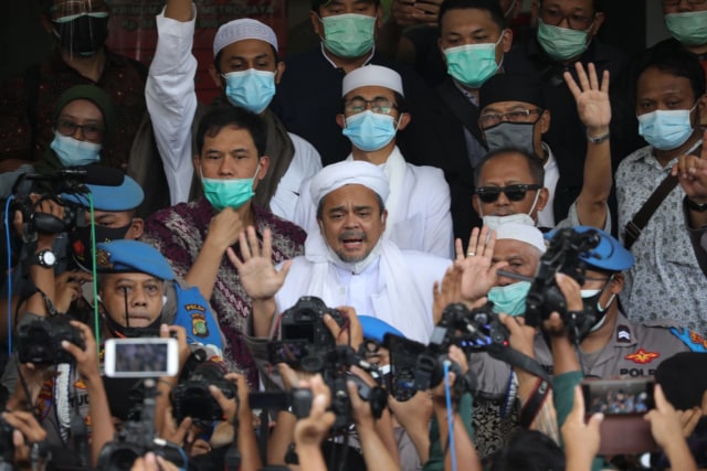 Habib Rizieq Syihab saat memberikan keterangan kepada wartawan di Polda Metro Jaya sebelum menjalani pemeriksaan, Sabtu (12/12). Foto: Aditia Noviansyah/kumparan