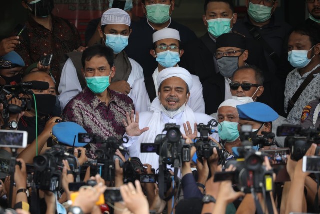 Habib Rizieq Syihab saat memberikan keterangan kepada wartawan di Polda Metro Jaya sebelum menjalani pemeriksaan, Sabtu (12/12). Foto: Aditia Noviansyah/kumparan