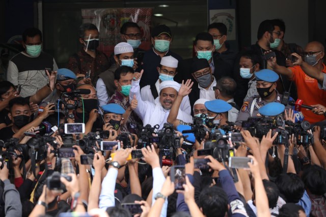 Habib Rizieq Syihab saat memberikan keterangan kepada wartawan di Polda Metro Jaya sebelum menjalani pemeriksaan, Sabtu (12/12). Foto: Aditia Noviansyah/kumparan