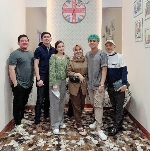 Adit Jayusman bersama keluarga Ayu Ting Ting. Foto: Instagram/mom_ayting92_