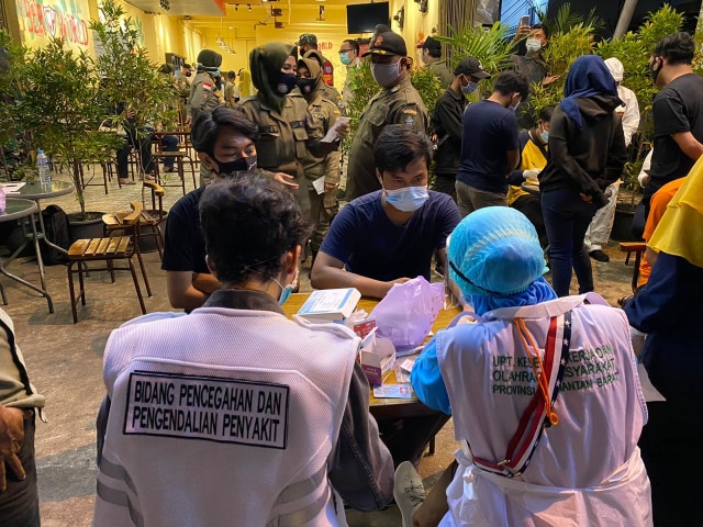 Satgas COVID-19 Kalbar gencar melakukan razia protokol kesehatan untuk mencegah penyebaran corona. Foto: Dok Hi!Pontianak