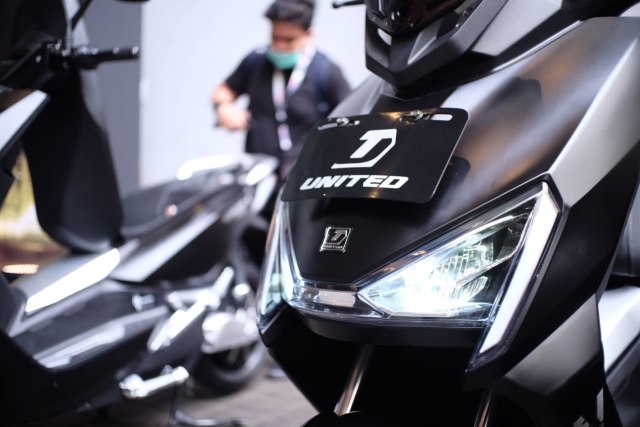 Lampu depan sepeda motor listrik United e-Motor T1800. Foto: Bangkit Jaya Putra/kumparan