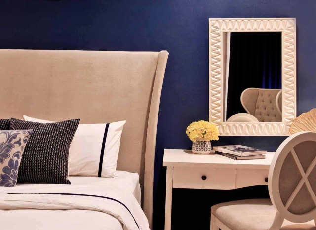 Kamar tidur nuansa krem semakin elegan dengan dinding biru navy, karya Michael Lauw Studio, via arsitag.com