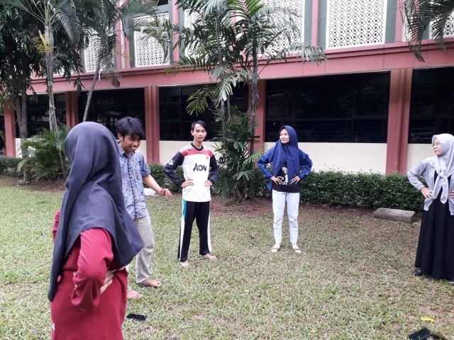 Foto Mahasiswa UIN Syarif Hidayatullah Jakarta saat melakukan Latihan bersama Teater Rupa di depan Aula Madya UIN Jakarta  