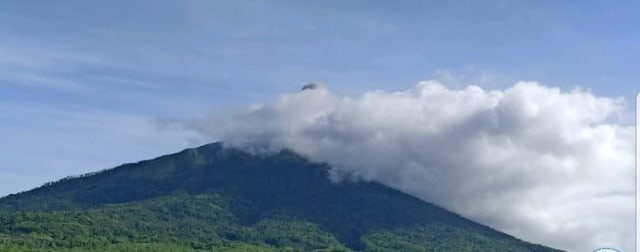 Gunung Ile Lewotolok kembali erupsi pada Minggu (13/12/2020) pagi. Sumber foto: Pos Pengamatan Gunung Ile Lewotolok. 