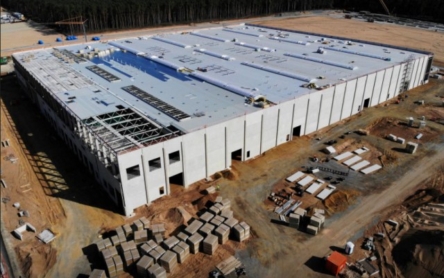 Pembangunan pabrik gigafactory Tesla di Jerman, yang berpotensi mengganggu ular tidur. Foto: Reuters