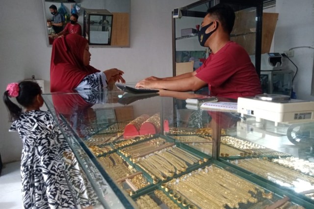 Animo warga Kabupaten Nagan Raya, Aceh, membeli emas meningkat dalam dua pekan ini karena harga logam mulia ini turun sampai Rp 200 ribu dalam satu mayam. Foto: Siti Aisyah/acehkini