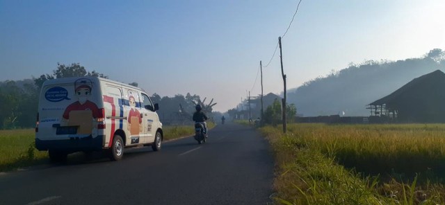 Salah satunarmada JNE yang sedang mengantarkan logistik. Foto: dok JNE