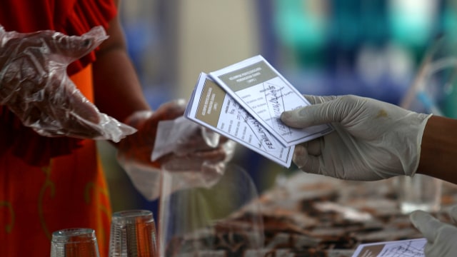 Warga menggunakan hak pilihnya saat pelaksanaan Pemungutan Suara Ulang (PSU) di TPS 003 di Nagari Barung-Barung Balantai, Kecamatan XI Tarusan, Kabupaten Pesisir Selatan, Sumatera Barat, Minggu (13/12). Foto: Muhammad Arif Pribadi/ANTARA FOTO