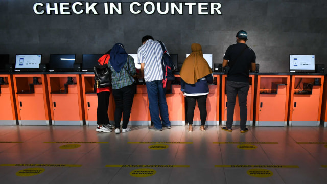 Calon penumpang mencetak tiket di Stasiun Senin, Jakarta, Minggu (13/12/2020). Foto: Galih Pradipta/ANTARA FOTO