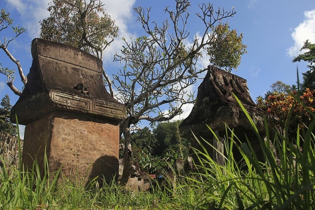 Waruga. Sumber: Wikimedia Commons