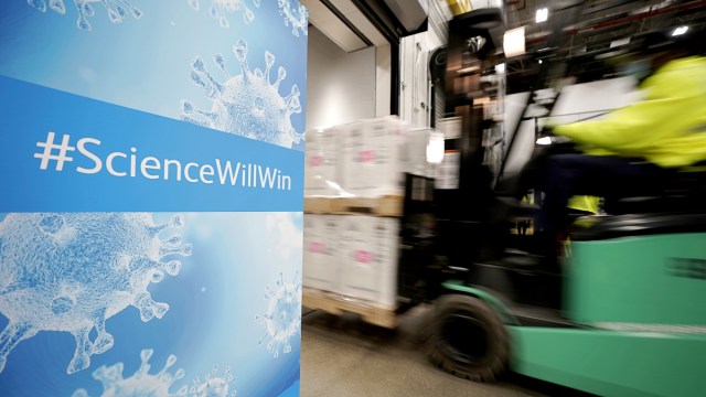 Kotak berisi vaksin corona Pfizer-BioNTech dimuat ke dalam truk di pabrik manufaktur Pfizer Global Supply Kalamazoo di Portage, Michigan, AS, Minggu (13/12). Foto: Pool via REUTERS