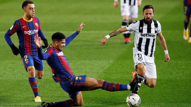 Pemain FC Barcelona Ronald Araujo berebut bola dengan pemain Levante pada pertandingan lanjutan La Liga Spanyol di Camp Nou, Barcelona, Spanyol.
 Foto: Albert Gea/REUTERS
