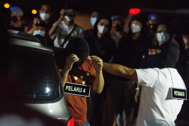 Sejumlah anggota tim penyidik Bareskrim Polri memperagakan adegan saat rekonstruksi kasus penembakan enam anggota laskar Front Pembela Islam (FPI) di Karawang, Jawa Barat, Senin (14/12/2020) dini hari. Foto: Muhamad Ibnu Chazar/ANTARA FOTO