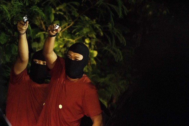 Sejumlah anggota tim penyidik Bareskrim Polri memperagakan adegan saat rekonstruksi kasus penembakan enam anggota laskar Front Pembela Islam (FPI) di Karawang, Jawa Barat, Senin (14/12/2020) dini hari. Foto: Muhamad Ibnu Chazar/ANTARA FOTO