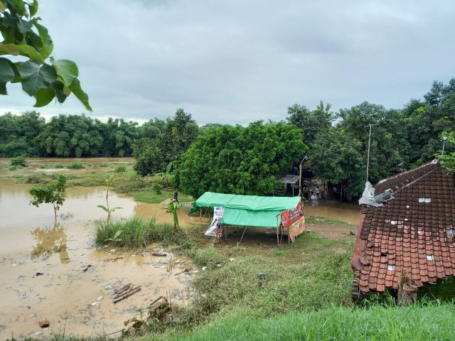 Hujan seharian yang melanda Solo menyebabkan Sungai Bengawan Solo merendam sejumlah pemukiman. Salah satunya di Kampung Sewu, Jebres, yang mengakibatkan rumah dari 36 KK terendam banjir