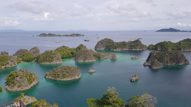 Pulau-pulau diantar ribuan pulau di Indonesia
