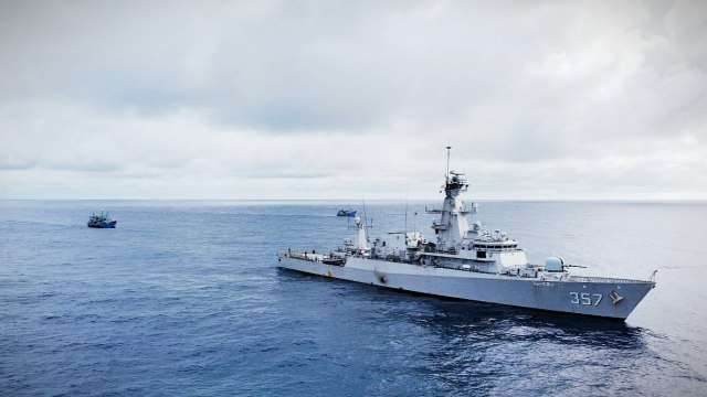 TNI AL saat mengamankan kapal asing Vietnam pencuri ikan di Perairan Natuna. Foto: Dok. Istimewa