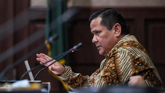 Terdakwa kasus suap penghapusan red notice Djoko Tjandra, Irjen Pol Napoleon Bonaparte bertanya kepada saksi saat menjalani sidang lanjutannya di Pengadilan Tipikor, Jakarta, Senin (14/12). Foto: Hafidz Mubarak A/ANTARA FOTO
