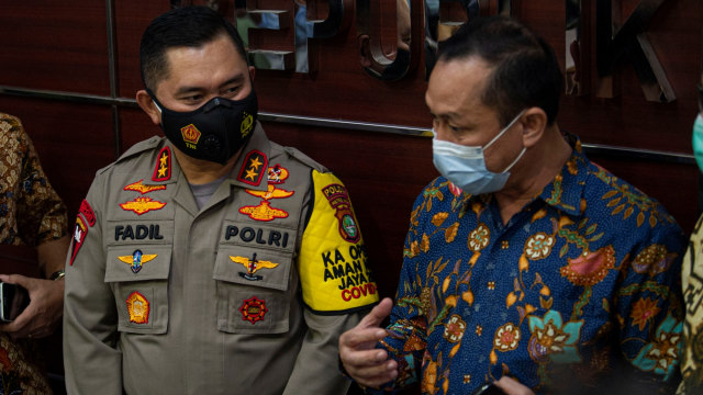Kapolda Metro Jaya Irjen Pol. Fadil Imran (kiri) bersama Ketua Komnas HAM Ahmad Taufan Damanik usai memberikan keterangan, di kantor Komnas HAM, Menteng, Jakarta, Senin (14/12). Foto: Aditya Pradana Putra/ANTARA FOTO
