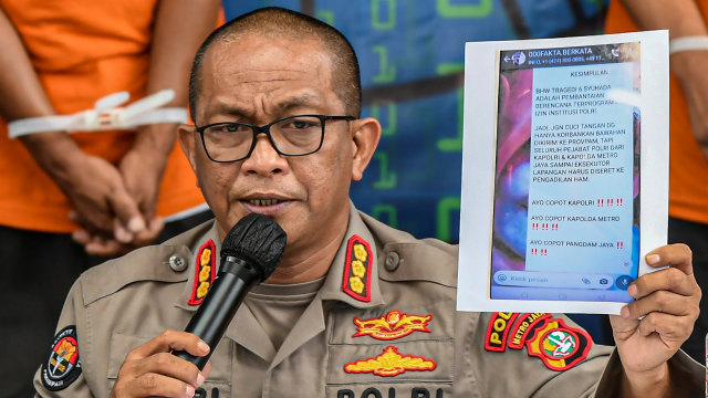 Kabid Humas Polda Metro Jaya Kombes Yusri Yunus menunjukkan barang bukti kasus penyebaran berita bohong dan ujaran kebencian, di Mapolda Metro Jaya, Jakarta, Senin (14/12). Foto: Galih Pradipta/ANTARA FOTO