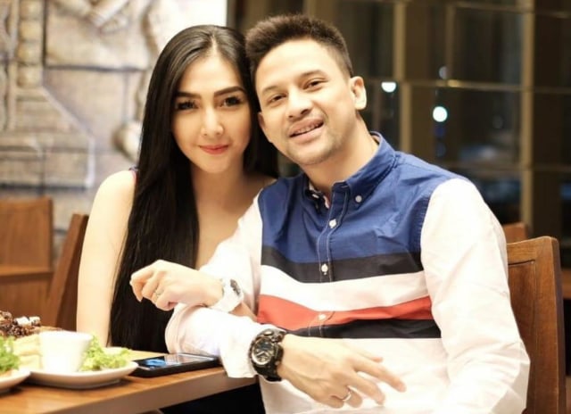 Lucky Perdana dan istrinya, Veronica. Foto: Instagram @_veronicaperdana