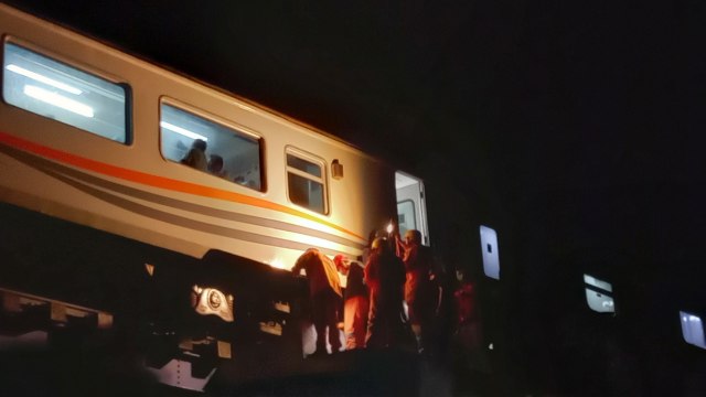 Kecelakaan kereta api antara KA Brantas dengan mobil patroli polisi di Kec. Kalijambe, Sragen, membuat tiga KA lainnya mengalami keterlambatan hingga empat jam dari waktu yang terjadwal