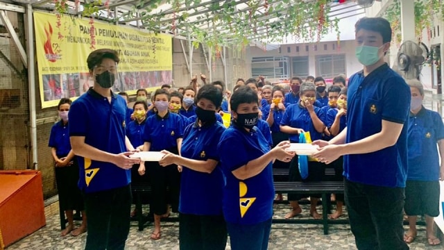 Aaron Wahid dan James Chen d program Natal darii Aksi Peduli Berbagi Indonesia dan Bogafly dok Aaron Wahid