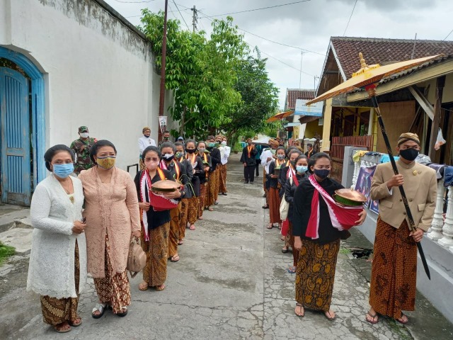 Keraton Kasunanan Surakarta Hadiningrat menggelar upacara sesaji Mahesa Lawung di hutan Krendowahono, Kecamatan Gondangrejo, Kabupaten Karanganyar, Senin (14/12)