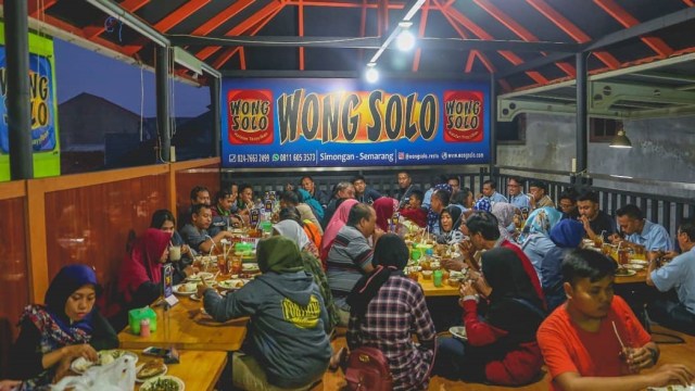 Suasana di Restoran Wong Solo. Foto: Instagram/@wongsolo-resto