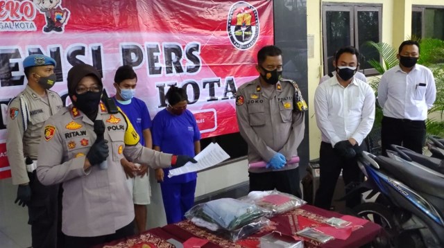 Kapolres Tegal Kota AKBP Rita Wulandari dan jajarannya menggelar jumpa pers ungkap kasus pencurian sepeda motor dengan menghadirkan dua tersangka di Mapolres Tegal Kota, Senin (14/12/2020)